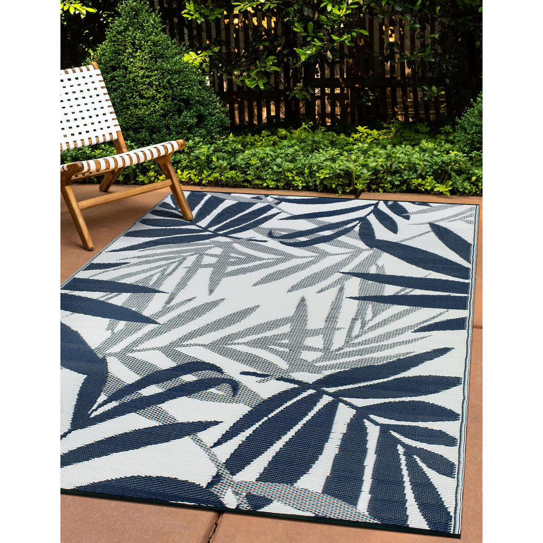 Contemporary Floral Leaves Reversible Recycled Plastic Outdoor Rugs